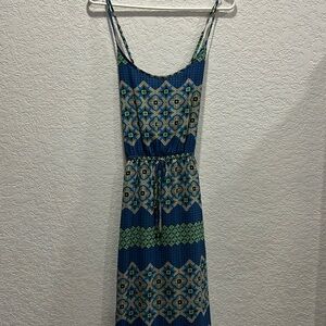 Womens Banana Republix size 6. Maxi dress. Blue, tan, teal design.Tie under bust